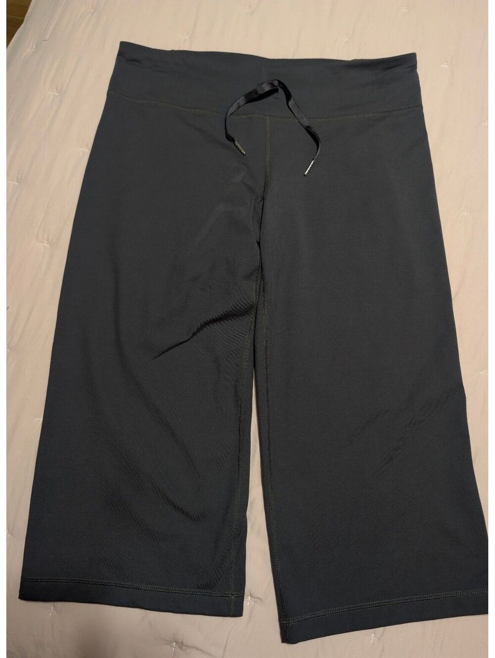 Under Armour Women's Gray Capri Leggings LG/G
